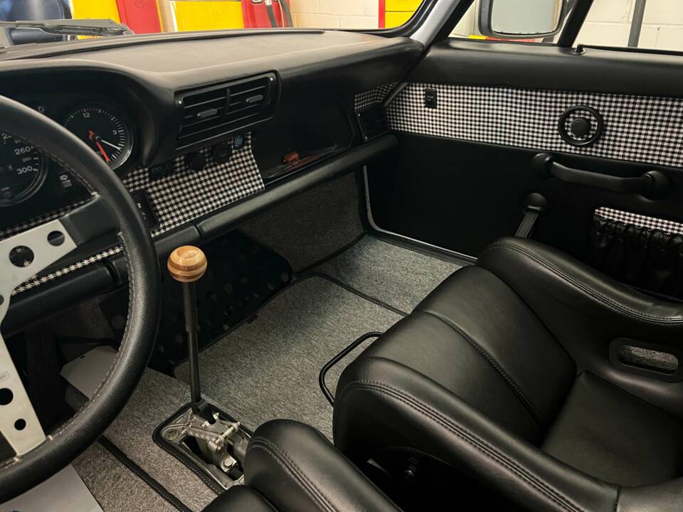 Image 8/15 of Porsche 911 Carrera 3.2 (1988)
