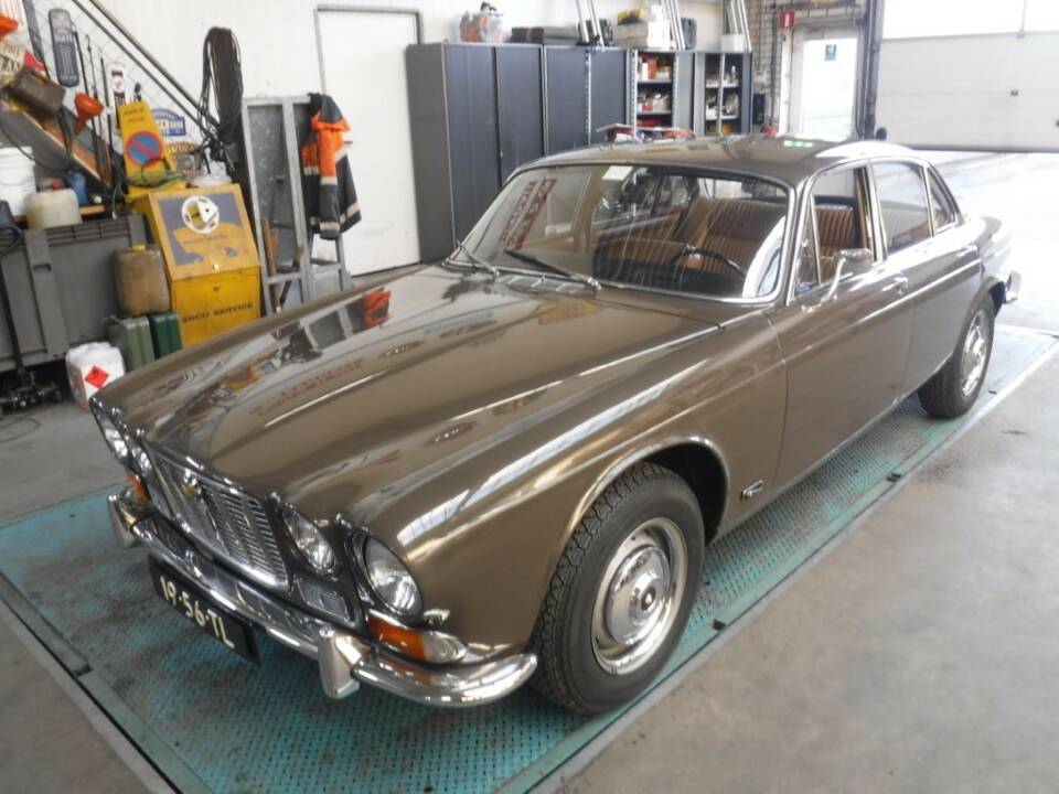 Image 34/50 of Jaguar XJ 6 2.8 (1972)