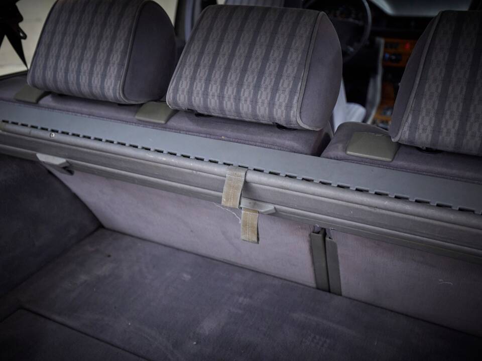 Image 68/100 of Mercedes-Benz 230 TE (1990)