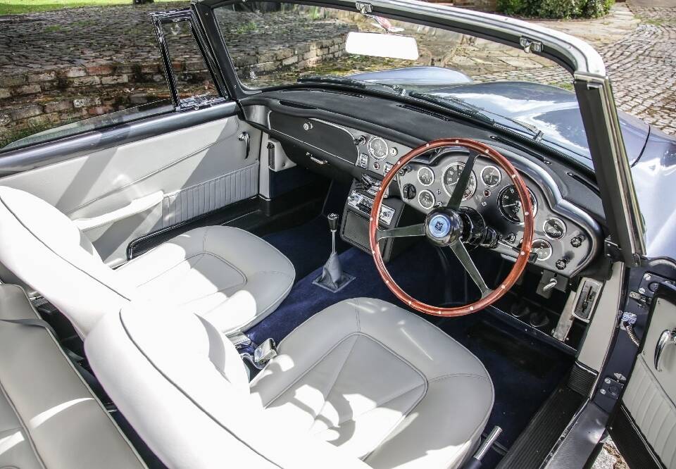 Image 20/30 de Aston Martin DB 6 Volante (1967)