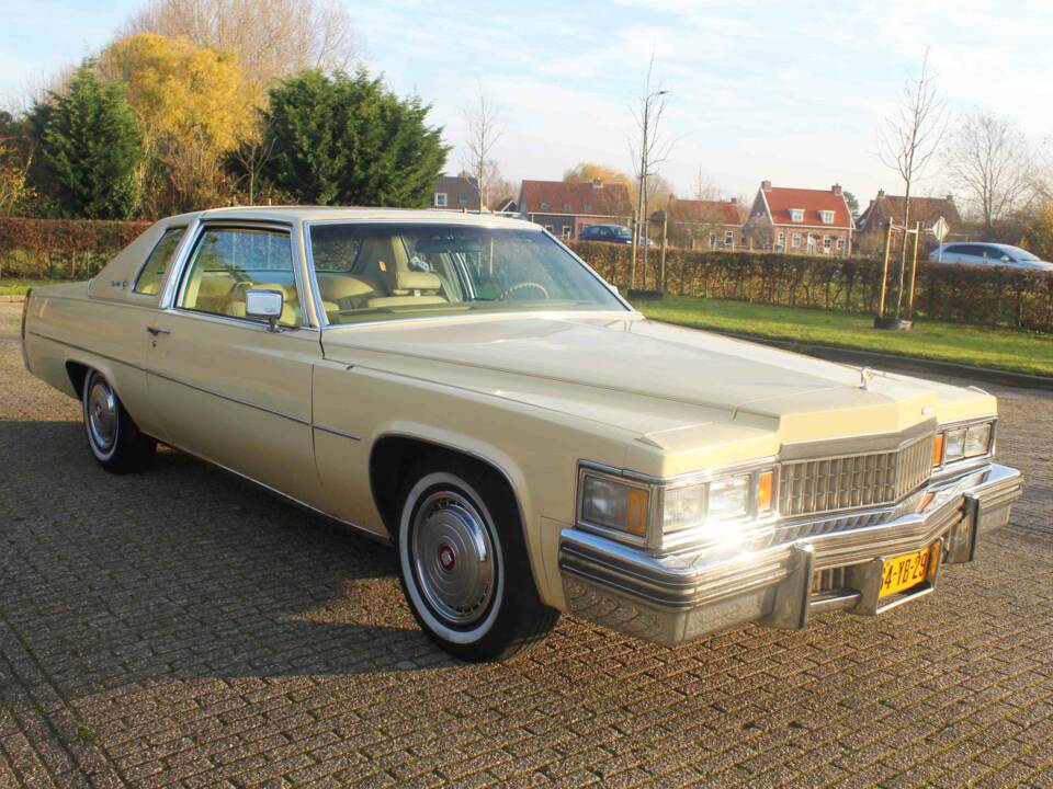 Image 27/56 of Cadillac Coupe DeVille (1977)
