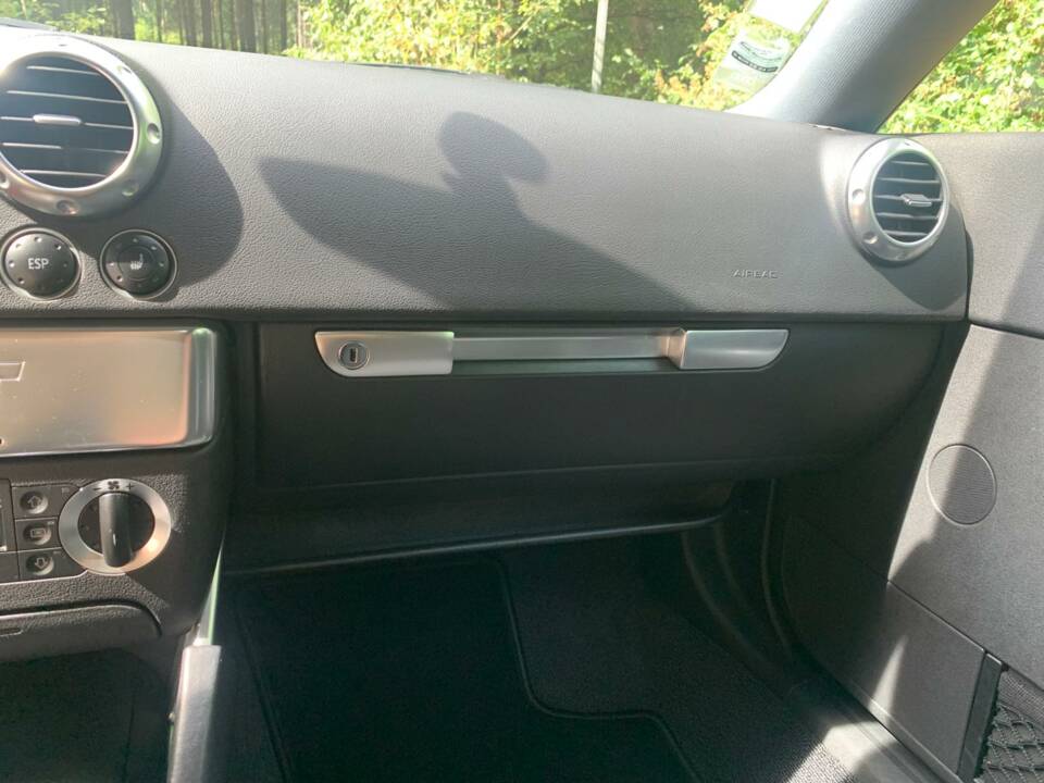 Image 24/72 of Audi TT 1.8 T (2000)