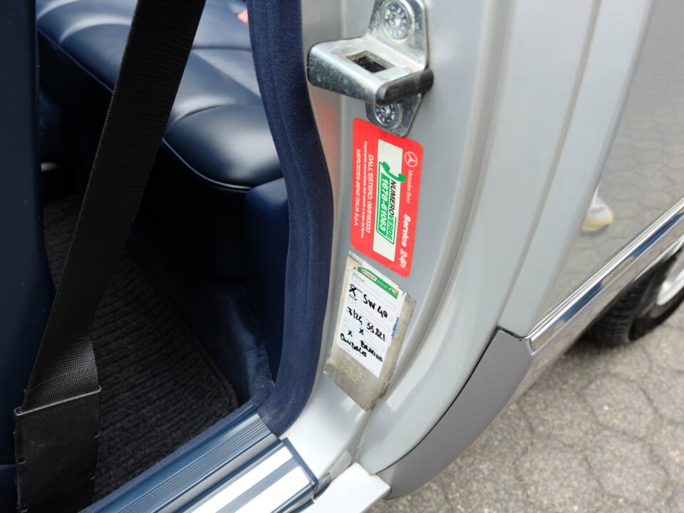 Image 62/69 of Mercedes-Benz E 320 (1994)