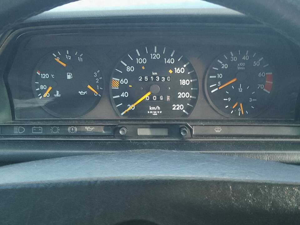 Bild 7/8 von Mercedes-Benz 190 E 1.8 (1990)