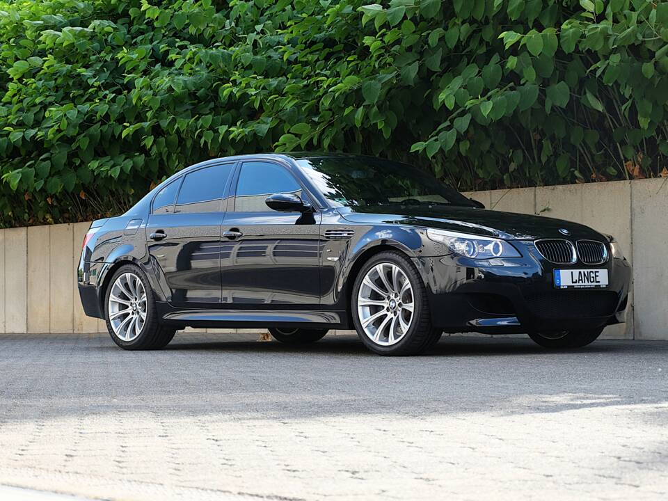 Image 2/51 of BMW M5 (2007)