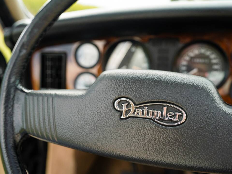 Image 28/37 of Daimler Double Six (1992)