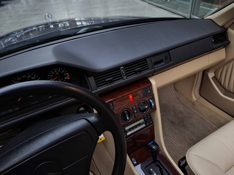 Image 38/42 of Mercedes-Benz 300 CE-24 (1993)