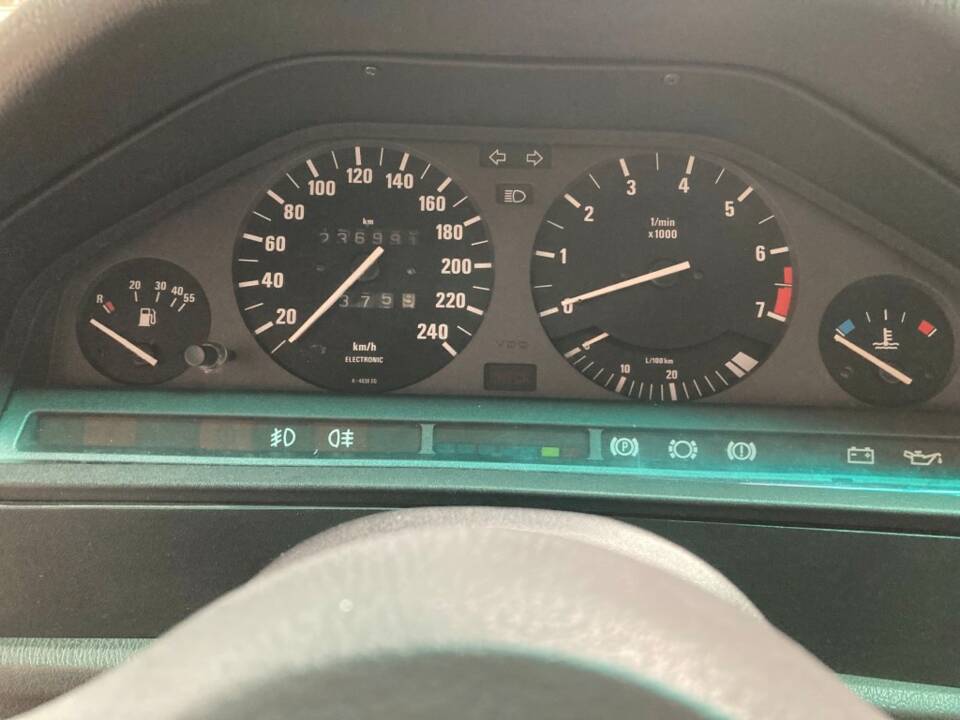 Image 15/34 de BMW 325i (1987)