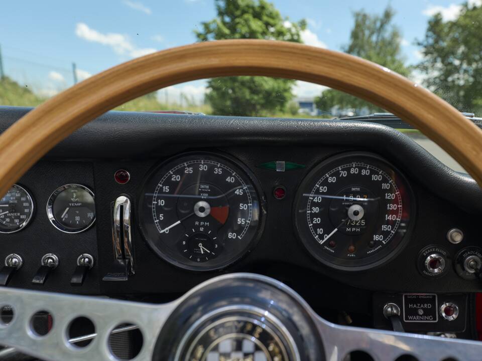 Image 22/80 of Jaguar E-Type 4.2 (1966)