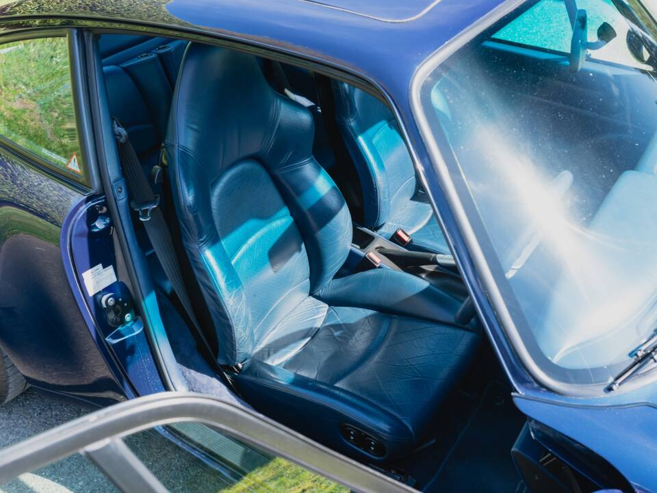 Image 27/52 of Porsche 911 Carrera 4 (1997)