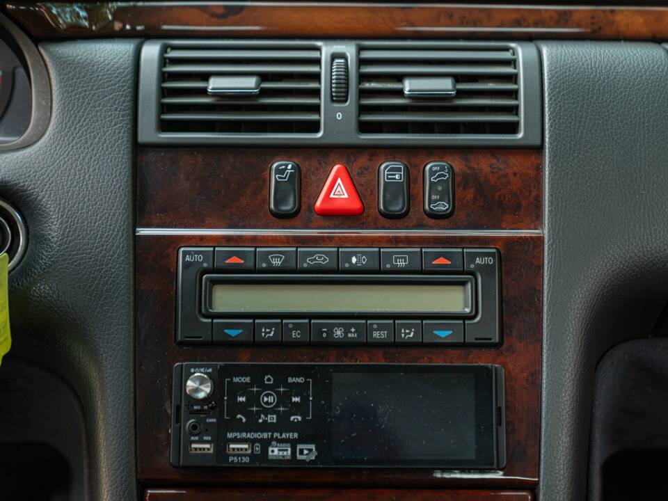 Image 37/50 of Mercedes-Benz E 430 (2000)