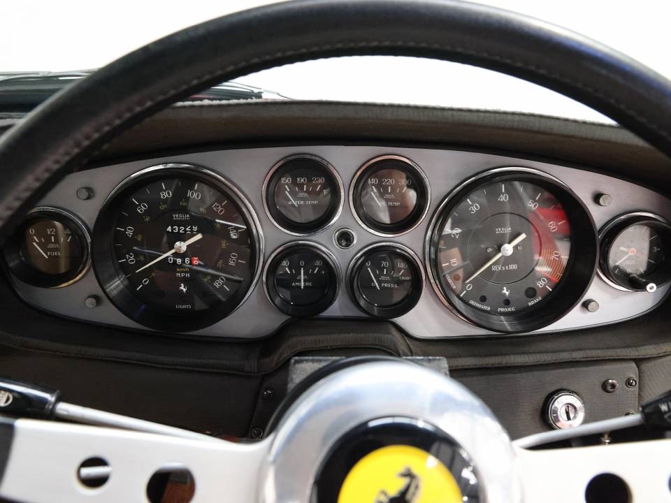 Image 26/35 de Ferrari 365 GTB&#x2F;4 Daytona (1973)
