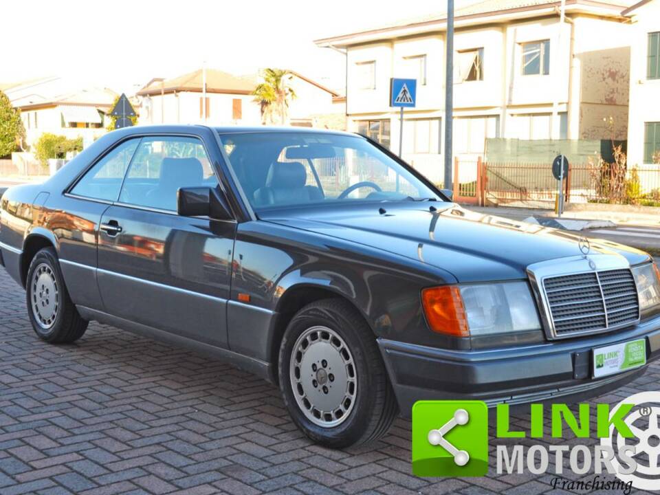 Afbeelding 7/10 van Mercedes-Benz 300 CE (1990)