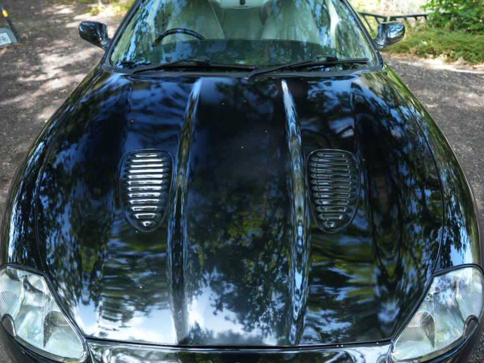 Image 22/50 of Jaguar XKR (1998)