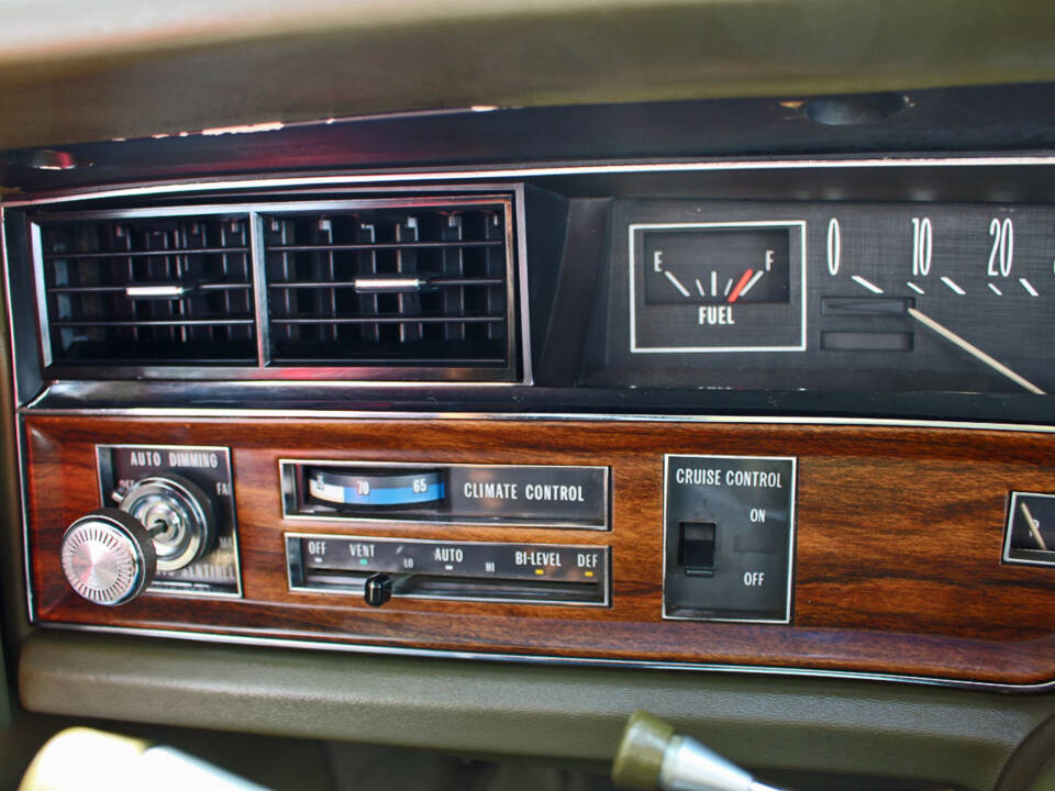 Image 21/30 of Cadillac Coupe DeVille (1972)