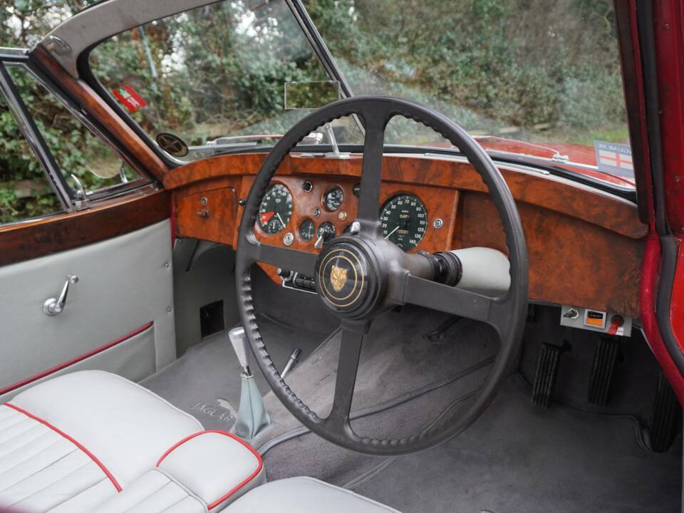 Image 8/20 of Jaguar XK 120 DHC (1954)