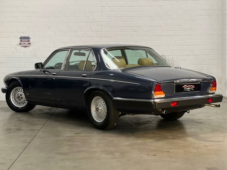 Image 2/22 of Jaguar XJ 12 (1988)