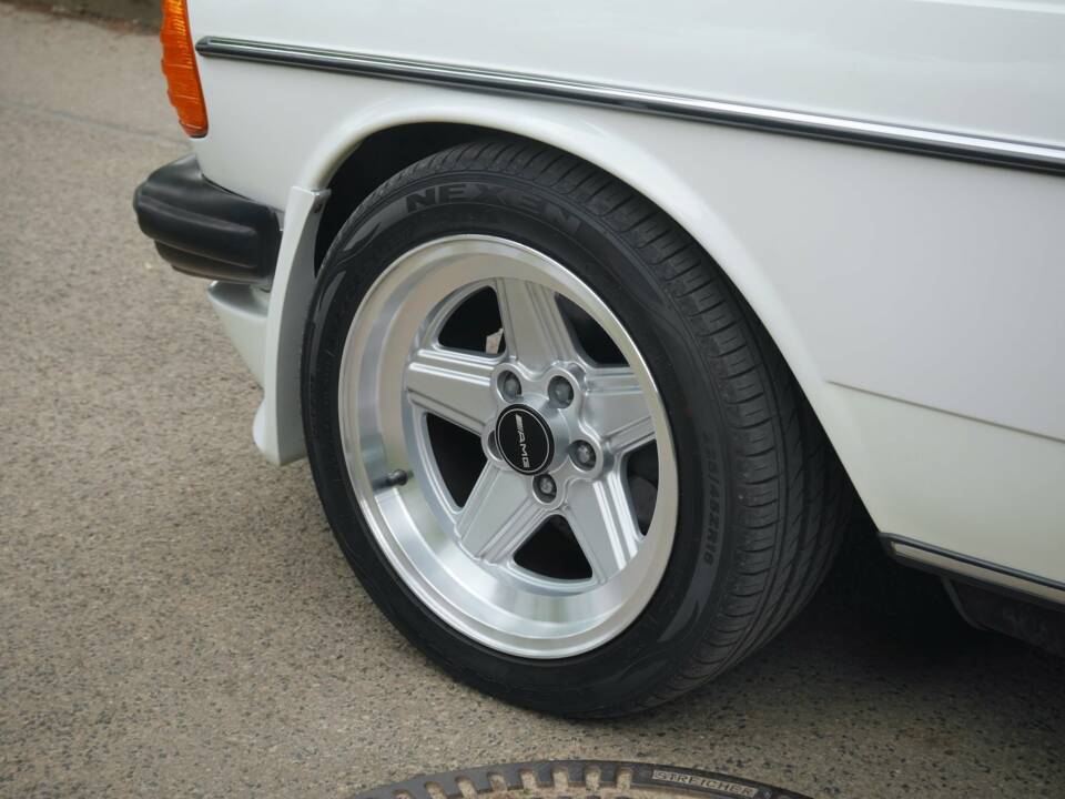 Immagine 41/50 di Mercedes-Benz 230 E (1900)