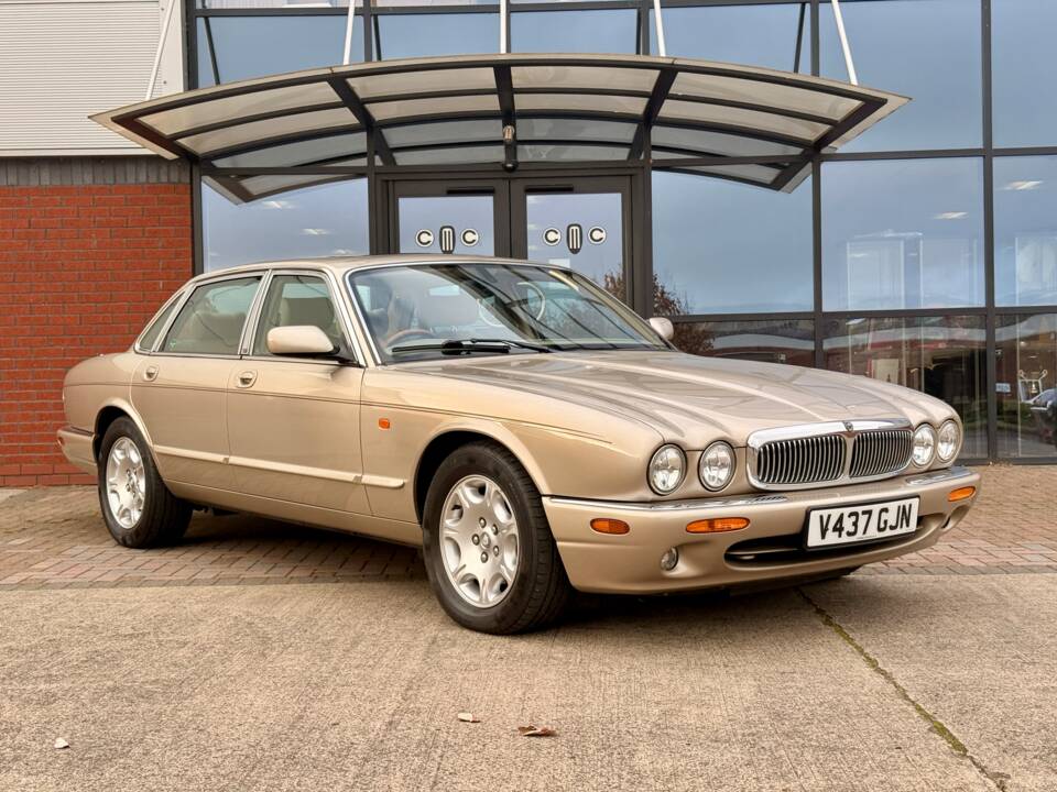 Bild 1/32 von Jaguar XJ 8 Sovereign (1999)