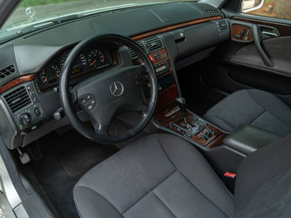 Image 26/50 of Mercedes-Benz E 430 (2000)