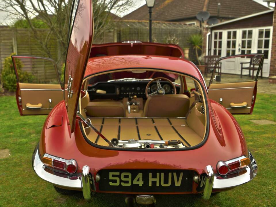 Image 15/50 de Jaguar E-Type (1968)