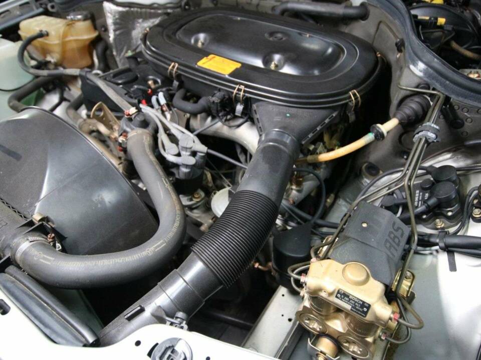 Afbeelding 41/50 van Mercedes-Benz 230 CE (1988)