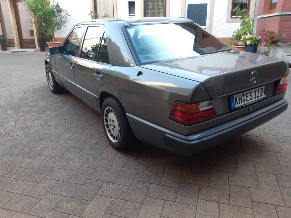 Image 7/10 of Mercedes-Benz 200 E (1988)