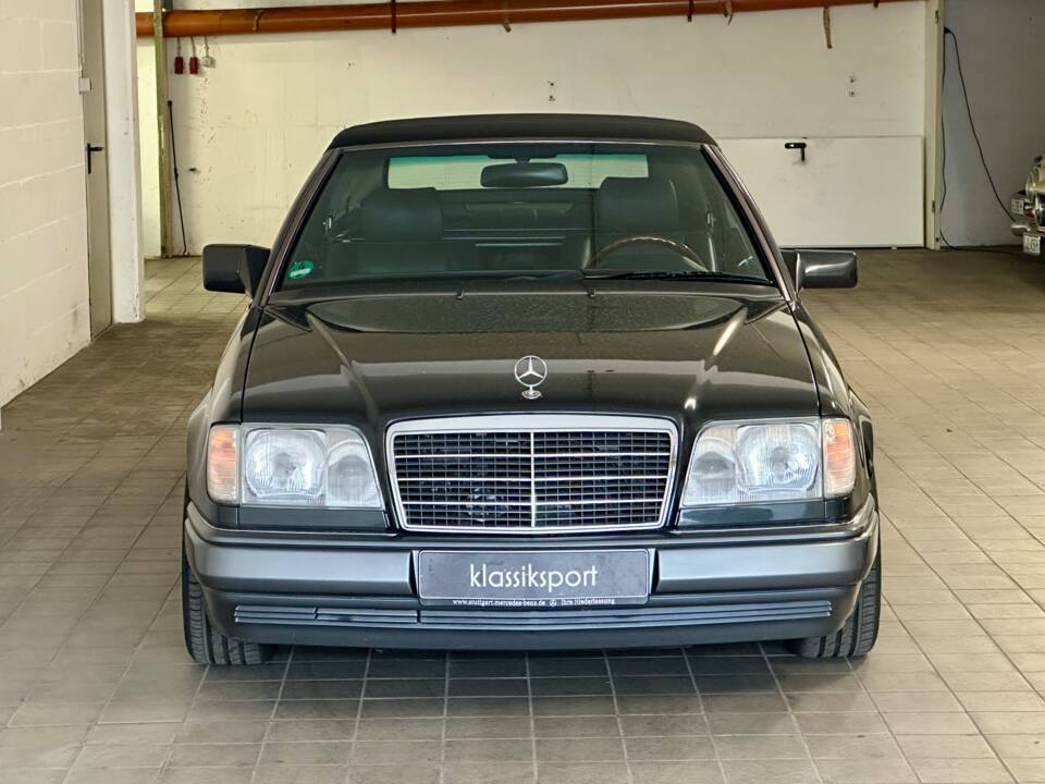 Imagen 2/14 de Mercedes-Benz E 220 (1993)