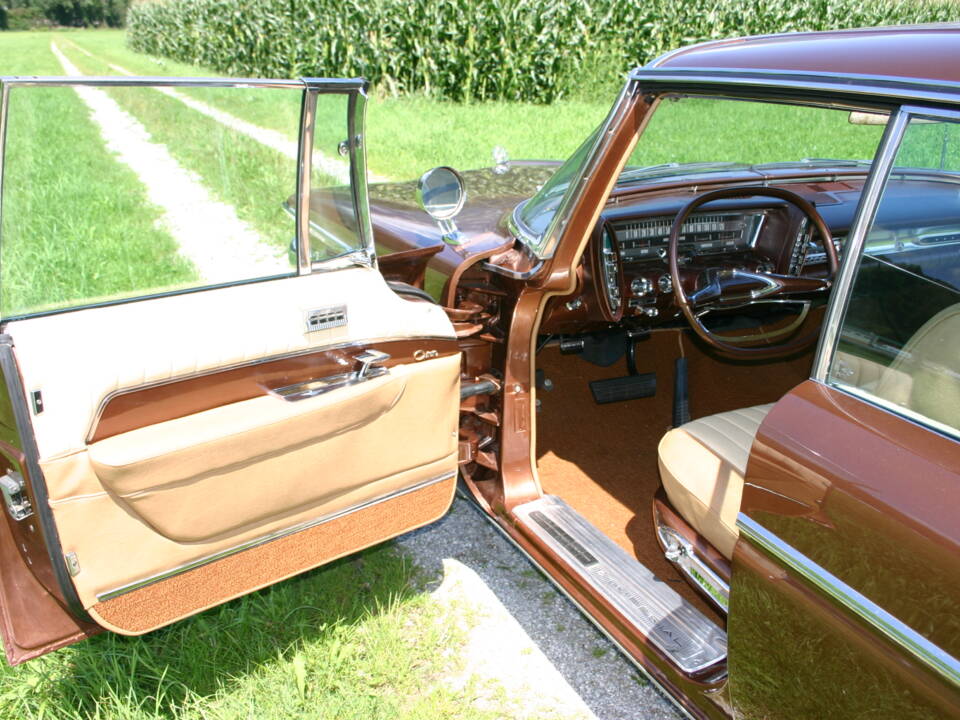 Image 13/20 of Imperial Crown Sedan (1962)