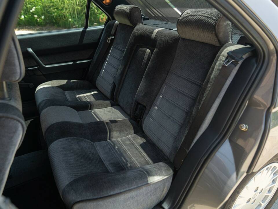 Image 26/50 de Alfa Romeo 164 2.0 (1991)