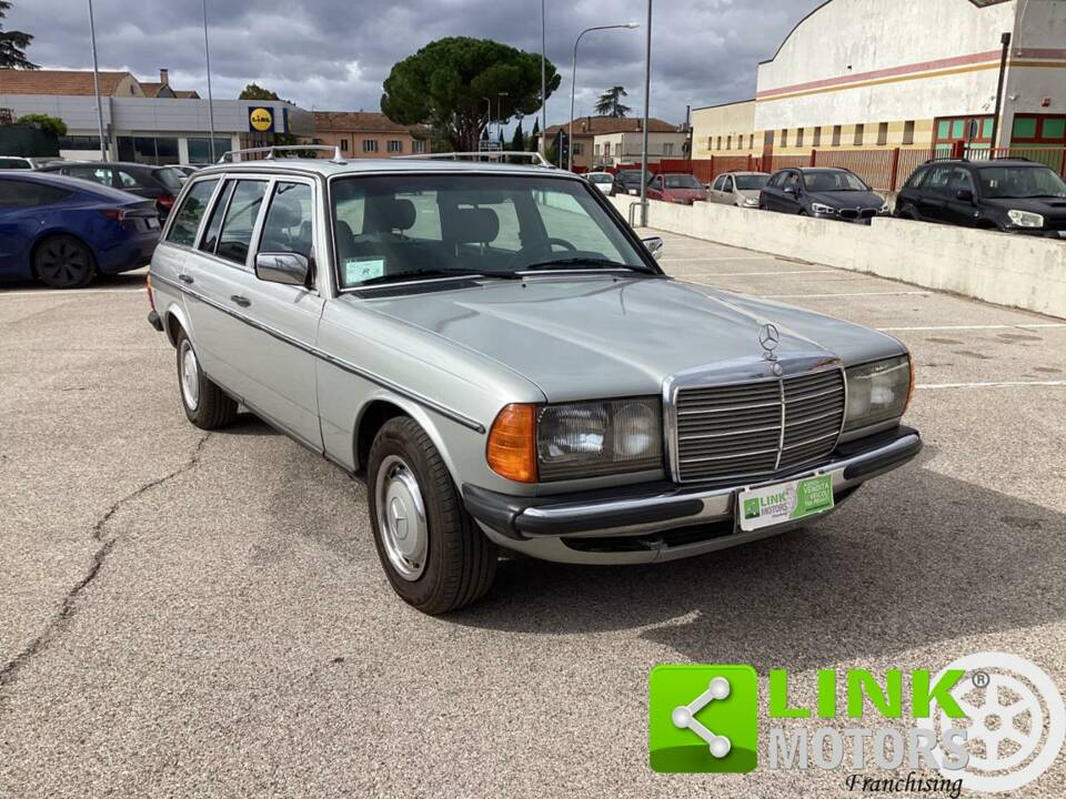 Imagen 3/4 de Mercedes-Benz 200 T (1985)