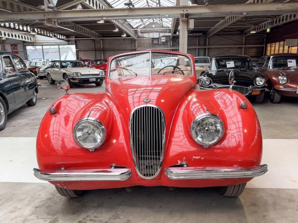 Image 2/44 of Jaguar XK 120 DHC (1954)