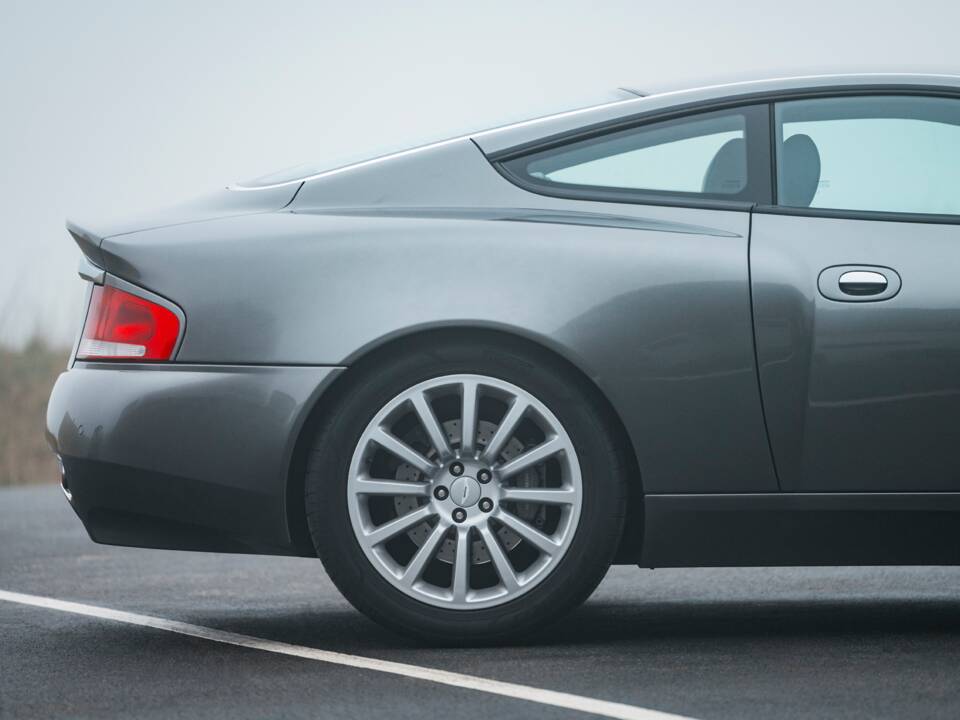 Image 8/23 of Aston Martin V12 Vanquish (2003)