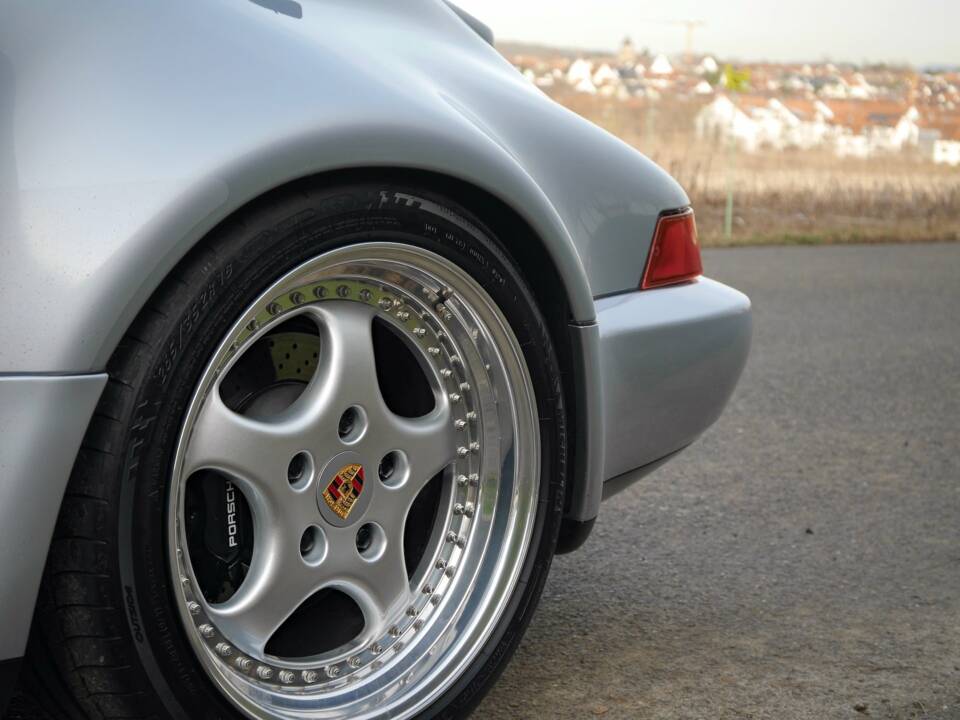 Image 17/37 de Porsche 911 Carrera 2 (WTL) (1992)