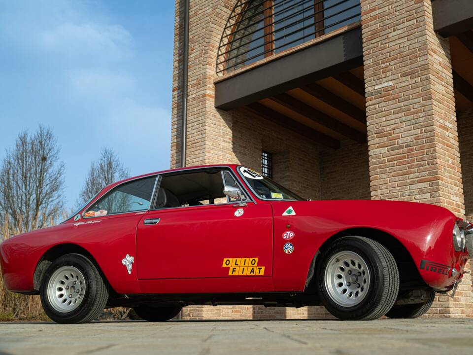 Image 9/50 of Alfa Romeo 2000 GT Veloce (1973)