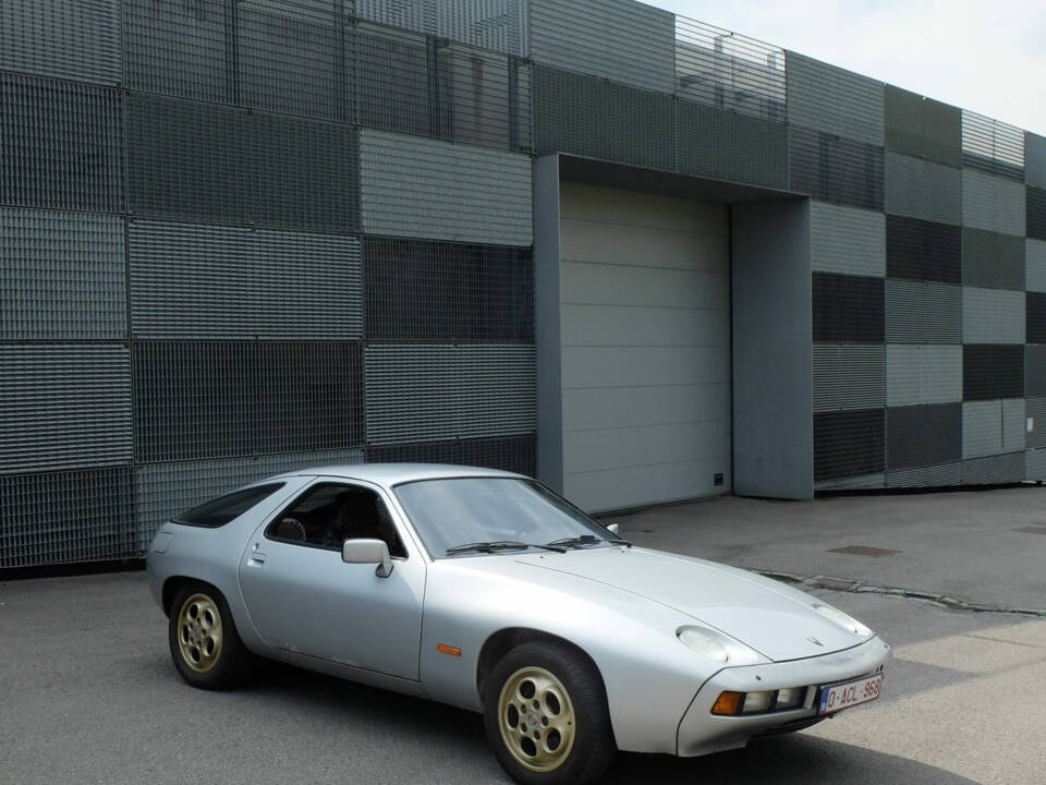 Image 8/8 of Porsche 928 (1977)