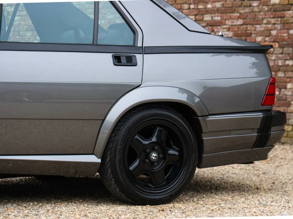 Image 14/50 of Alfa Romeo 75 3.0 V6 QV (1988)
