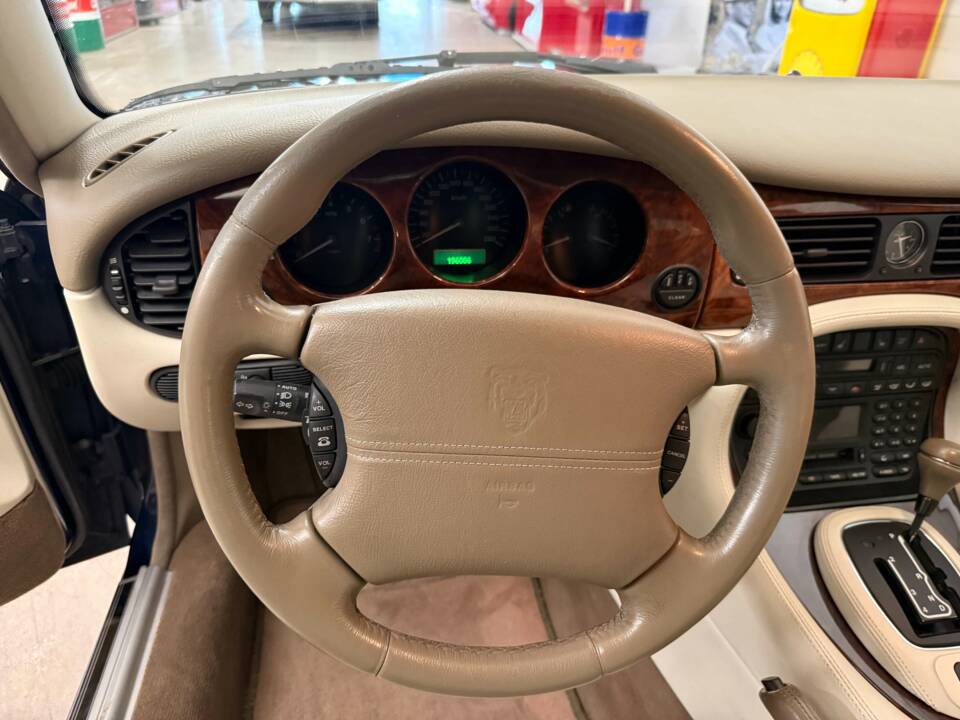 Image 7/17 of Jaguar XK8 4.2 (2000)