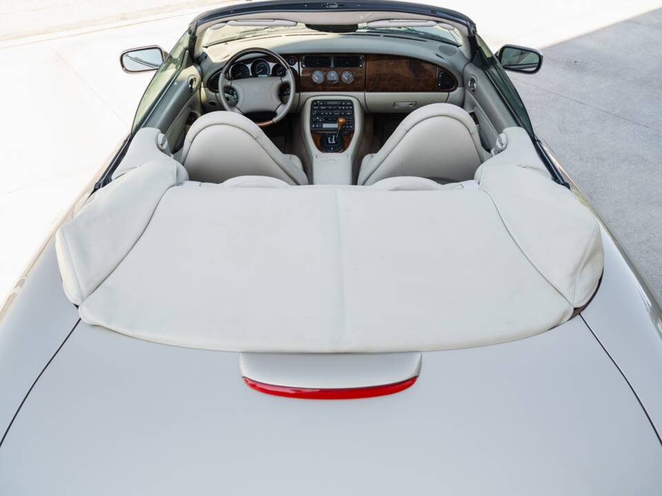 Image 87/91 de Jaguar XK8 4.0 (2000)