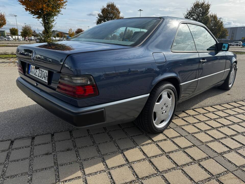 Imagen 4/35 de Mercedes-Benz 230 CE (1988)