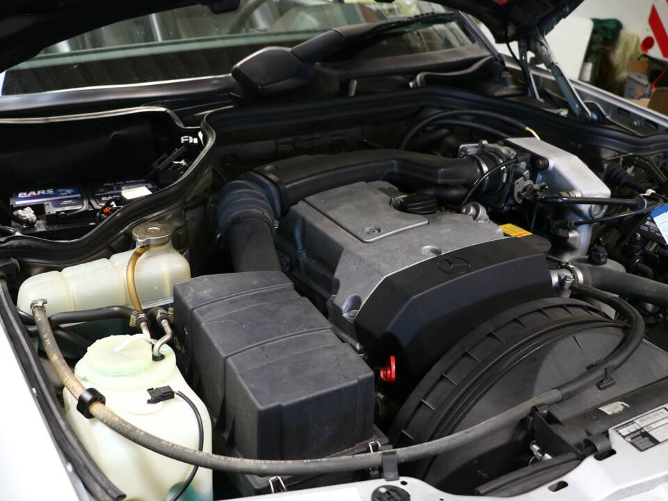 Immagine 35/43 di Mercedes-Benz E 200 (1994)