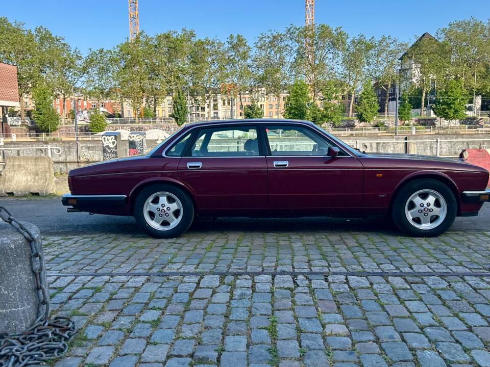 Bild 2/29 von Jaguar XJ 40 3.2 (1994)
