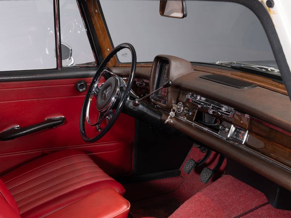 Bild 18/31 von Mercedes-Benz 230 S Universal (1967)