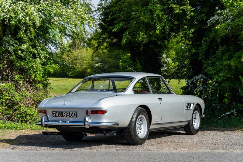 Image 6/49 de Ferrari 330 GT 2+2 (1966)
