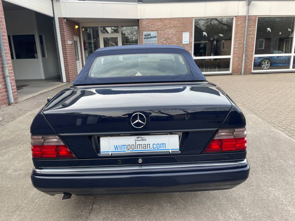 Image 23/25 of Mercedes-Benz E 200 (1996)