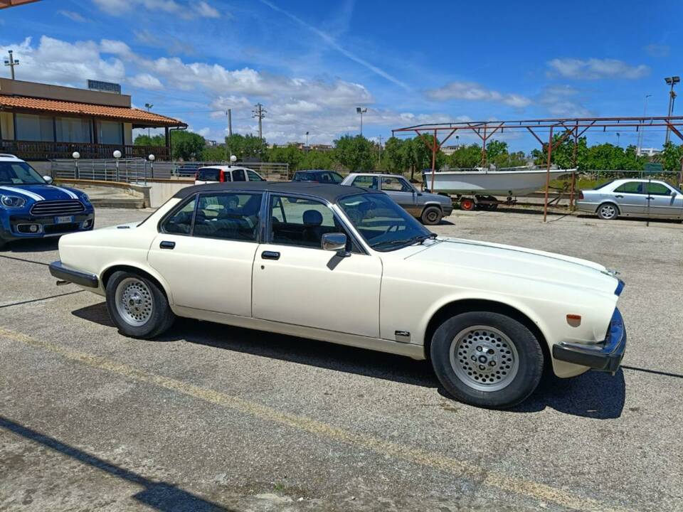 Image 42/50 of Jaguar XJ6 3.2 Sovereign (1983)