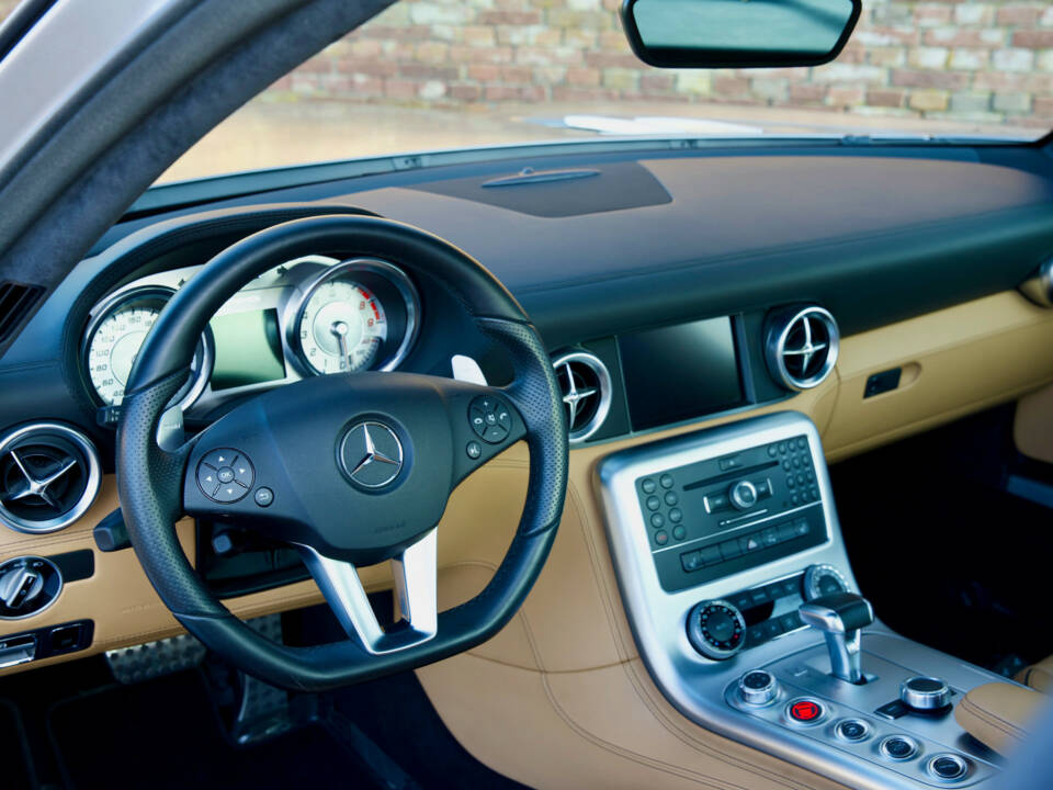Imagen 22/50 de Mercedes-Benz SLS AMG (2011)