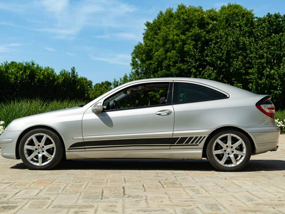 Image 4/50 of Mercedes-Benz C 320 Sportcoupé (2003)