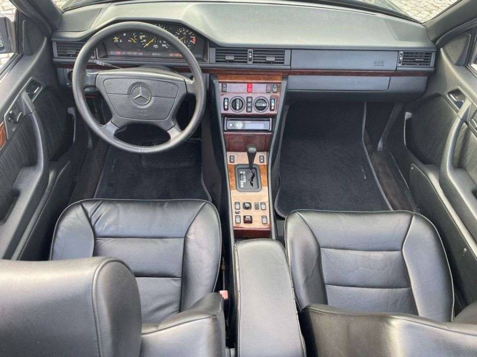 Image 14/20 de Mercedes-Benz 300 CE-24 (1993)