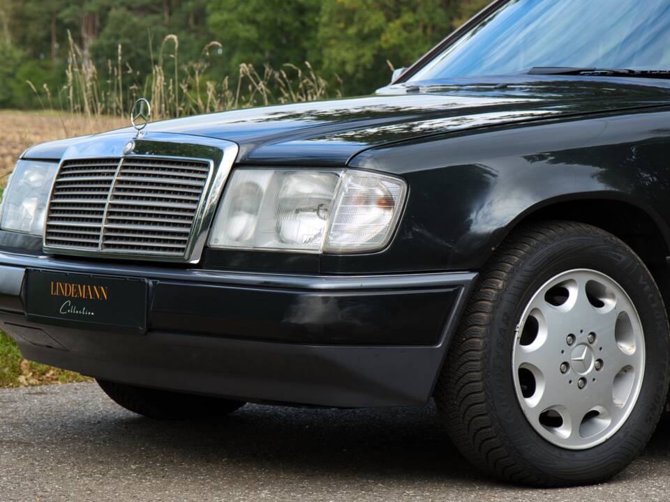 Image 5/63 of Mercedes-Benz 220 E (1993)